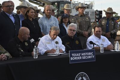 Texas governor signs law allowing arrest of suspected illegal migrants