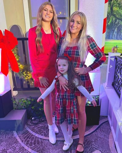 Jamie Lynn Spears Celebrates Christmas with Food, Friends, and Fun