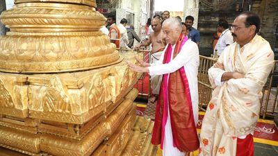 Andhra Pradesh Governor prays at Tirumala