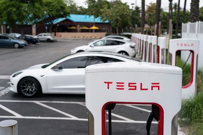 White House backs industry effort to standardize Tesla's EV charging plugs