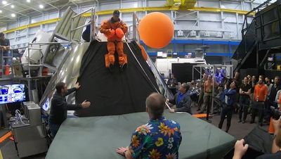 Watch Artemis 2 moon crew take a slide for NASA training (video)