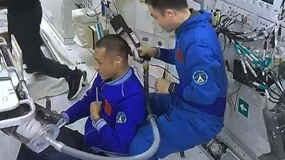 Watch Chinese astronauts get haircuts aboard Tiangong space station (video)