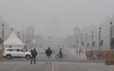 Weather Update: Cold wave continues grip in national capital, people witness thin layer of fog