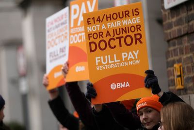 Doctors in England begin a 3-day strike over pay at busy time of the year in National Health Service