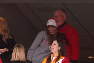 Travis Kelce and Jason have jokes about Taylor Swift’s dad (an Eagles fan) wearing Chiefs gear