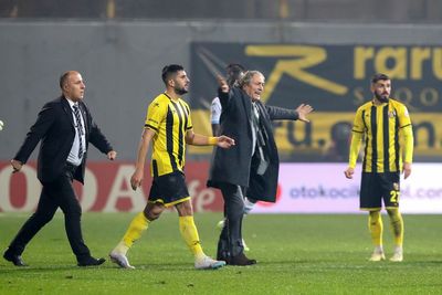 Latest Turkish Super Lig controversy sees president call team off pitch over penalty
