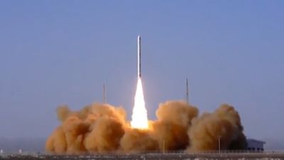 Commercial Chinese rocket launches small returnable spacecraft to orbit (video)