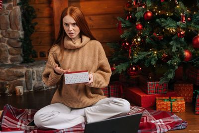 How to handle an awkward Christmas gift situation, according to a neuropsychologist