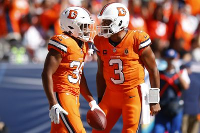 Broncos will wear alternate white helmet on Christmas Eve