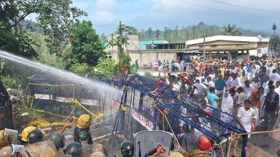 Youth Congress protest turns violent at Vandiperiyar