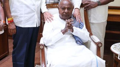 H.D. Kumaraswamy and H.D. Deve Gowda meet Modi, seat-sharing likely to be announced by January-end