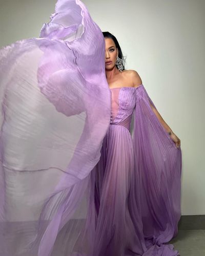 The Stunning Transformation: Katy's Regal Purple Dress and Exquisite Styling