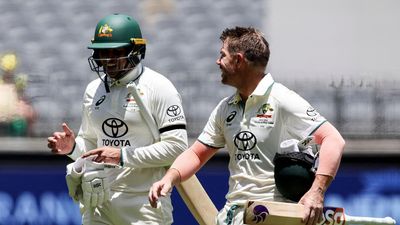 Khawaja to challenge ICC reprimand, says armband was for a bereavement