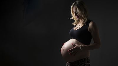 How I used dramatic edge lighting for a beautiful baby bump portrait shoot