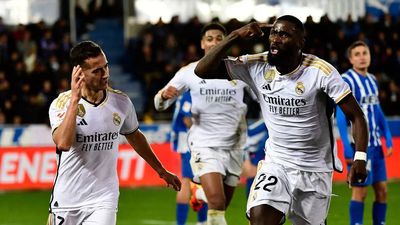 Ten-man Real Madrid score late to snatch victory at Alaves