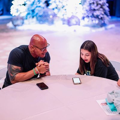 Dwayne Johnson: A Captured Moment of Authentic Friendship and Laughter