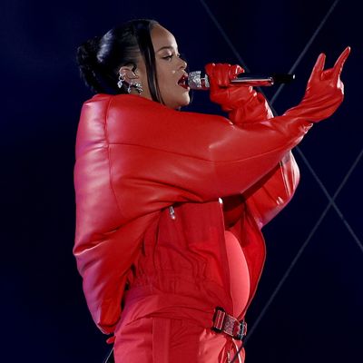 Rihanna Wasn’t Planning on Announcing Her Pregnancy at the Super Bowl, But “My Jumper Couldn’t Zip Up”