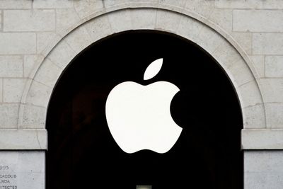 Apple embraces AI collaboration with news publishers, revolutionizing information flow