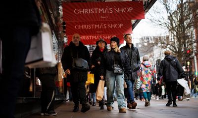 UK retailers hope for last-minute sales rush before Christmas