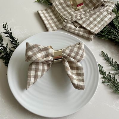 How to fold a napkin into a bow – bring the bow trend to your Christmas table
