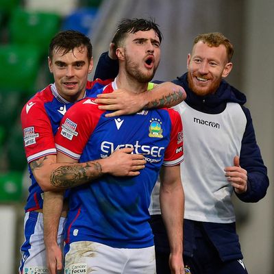 Linfield FC triumphs over Coleraine FC, scoring 2 goals to 1