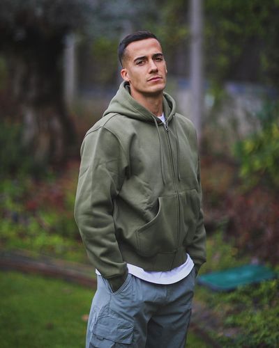 Effortless Charm: Lucas Vázquez's Relaxed and Trendy Garden Style