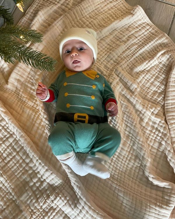 Glen Powell and His Family Wear Matching 'Elf' Costumes: Video