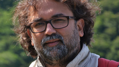 IIT Kanpur Professor suffers cardiac arrest, dies on stage while addressing students