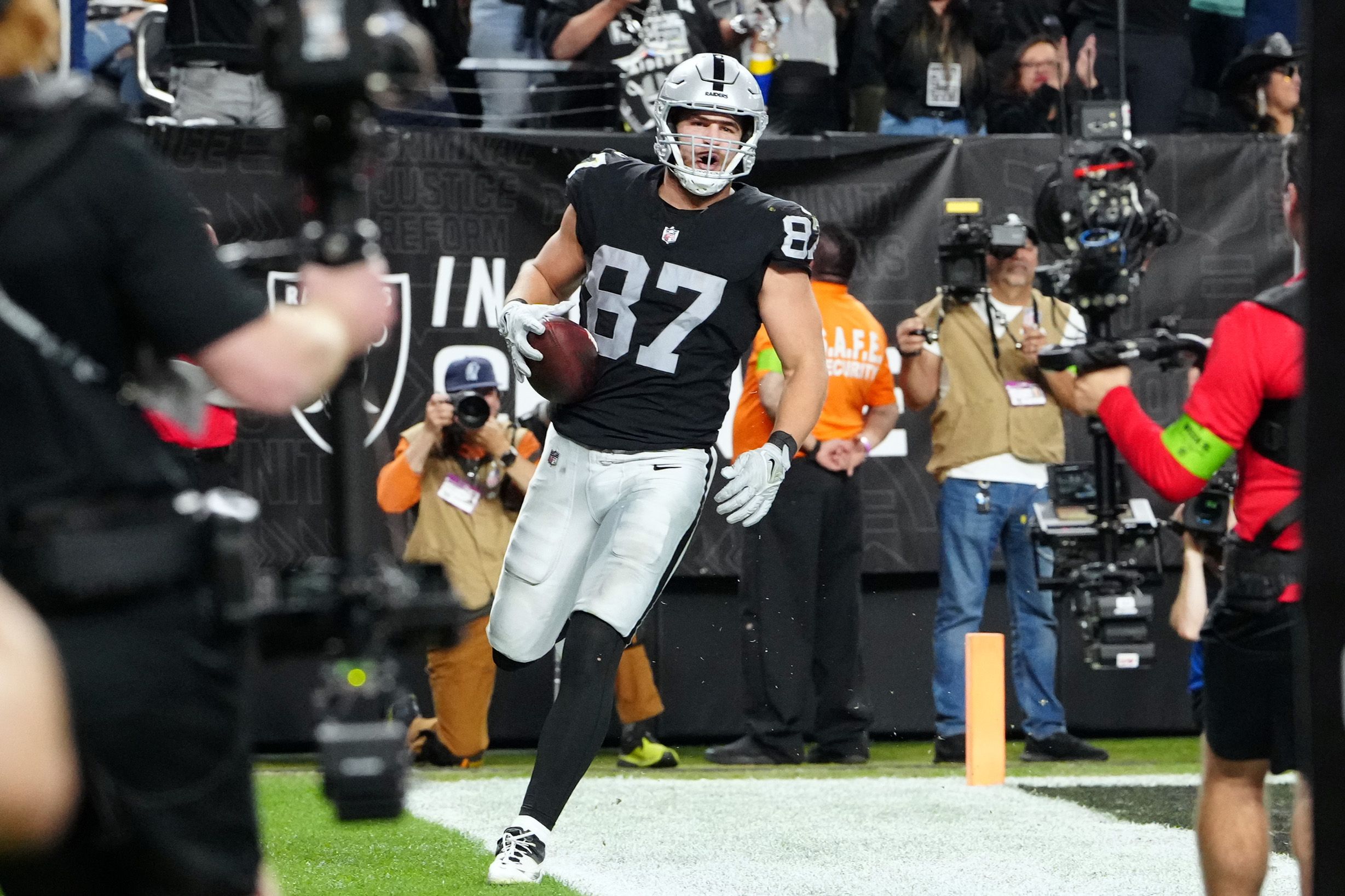 Raiders, Chiefs Final Injury Report: TE Michael Mayer…