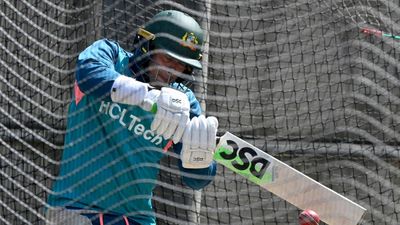 Usman Khawaja denied permission to have peace symbol on bat, say reports