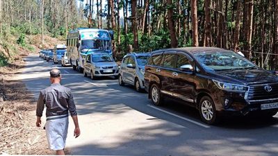 Nilgiris roads choke with traffic due to tourist inflow