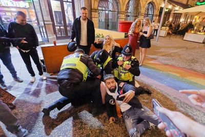 Photo of Swansea police arresting drunk man likened to Renaissance art