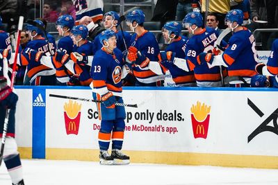 Islanders triumph over Hurricanes in thrilling 5-4 victory on ice!