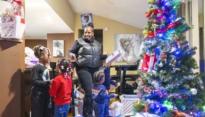 Washington Heights grandmother raising 5 grandchildren is surprised with bounty of gifts, Christmas decorations