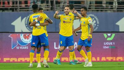 ISL: Kerala Blasters have a blast, down Mumbai City 2-0