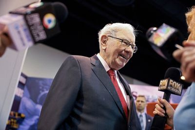 Berkshire Hathaway Tycoon Warren Buffett Ends 2023 With Net Worth Of $118.2 Billion