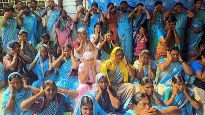 Anganwadi workers stage a novel protest in Kurnool