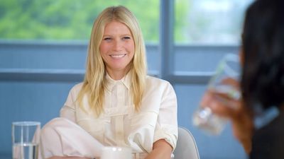 Gwyneth Paltrow And Her Daughter Are Total Look-Alikes In Fun (And Likely Apple Approved) Holiday Post