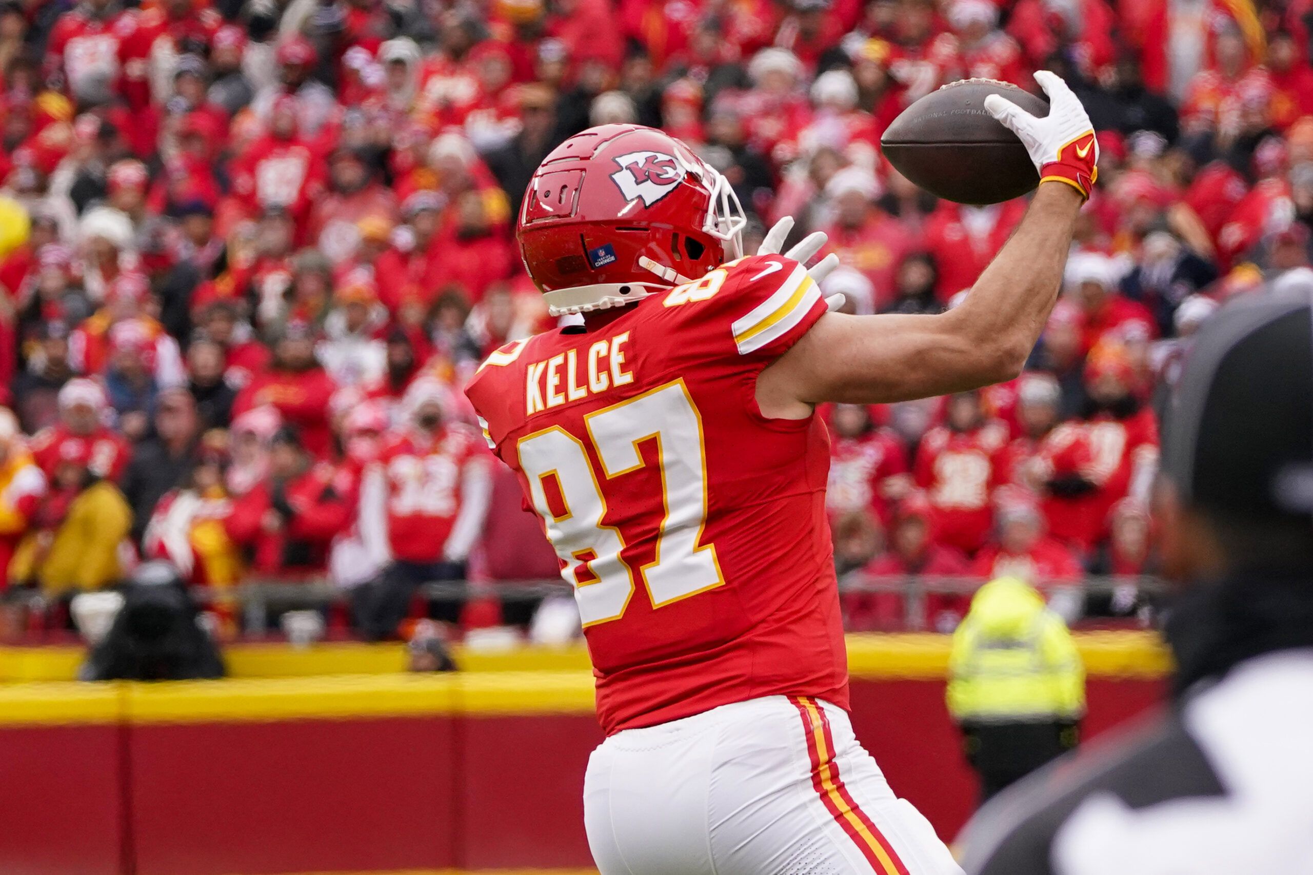 Travis Kelce loses cool, flings helmet on sidelines