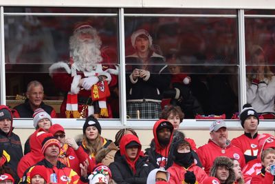 8 photos of an anxious Taylor Swift watching Raiders-Chiefs