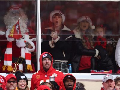 Taylor Swift joins Santa in cheering on Travis Kelce at Christmas Day Chiefs game
