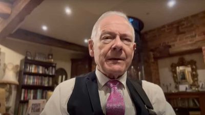 Robert Fripp broadcasts 23-second Christmas message of love and creativity
