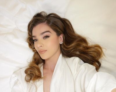 Hailee Steinfeld Wishes a Dreamy Christmas on Instagram Post