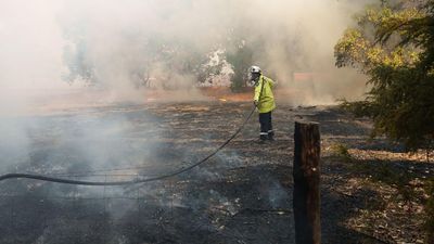 Firefighter dead as bushfire threatens homes in WA