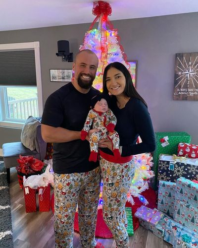 Dan Altavilla Wishes Everyone a Merry Christmas in Sparkling Fashion