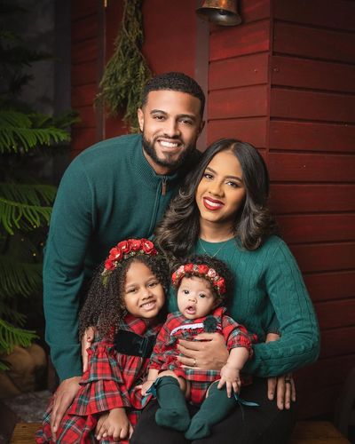 Festive Family Portrait: Joyful Holiday Style and Heartwarming Togetherness