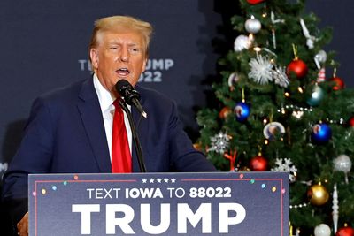 Trump hits "new low" in Christmas post