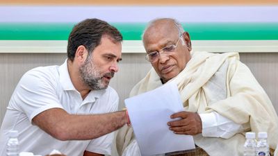 Kharge, Rahul discuss Lok Sabha poll strategy with Bihar leaders