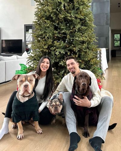 Blake Snell and his wife celebrate holiday joy with pet dogs