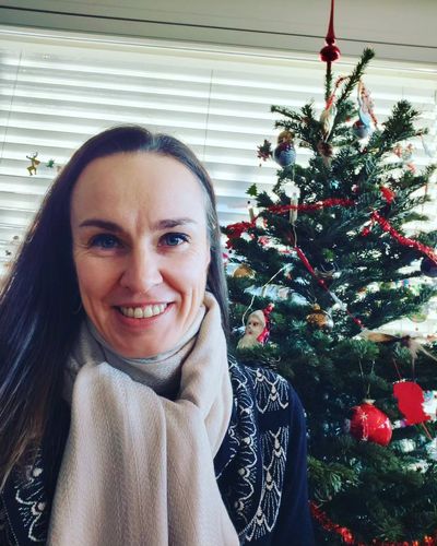 Martina Hingis - Spreading Holiday Cheer with Festive Selfie